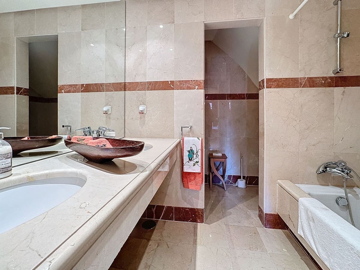 3 chambre Appartement à vendre à Estepona avec piscine garage - 1 800 000 € (Ref: 10085119)