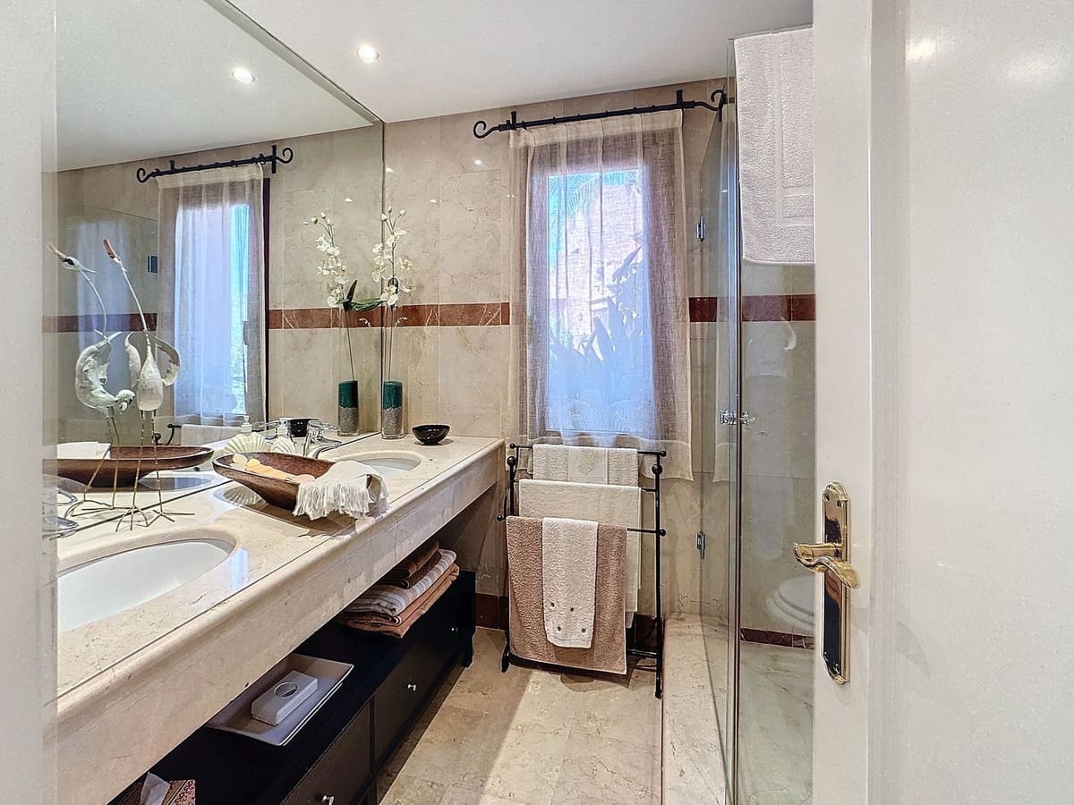 3 chambre Appartement à vendre à Estepona avec piscine garage - 1 800 000 € (Ref: 10085119)