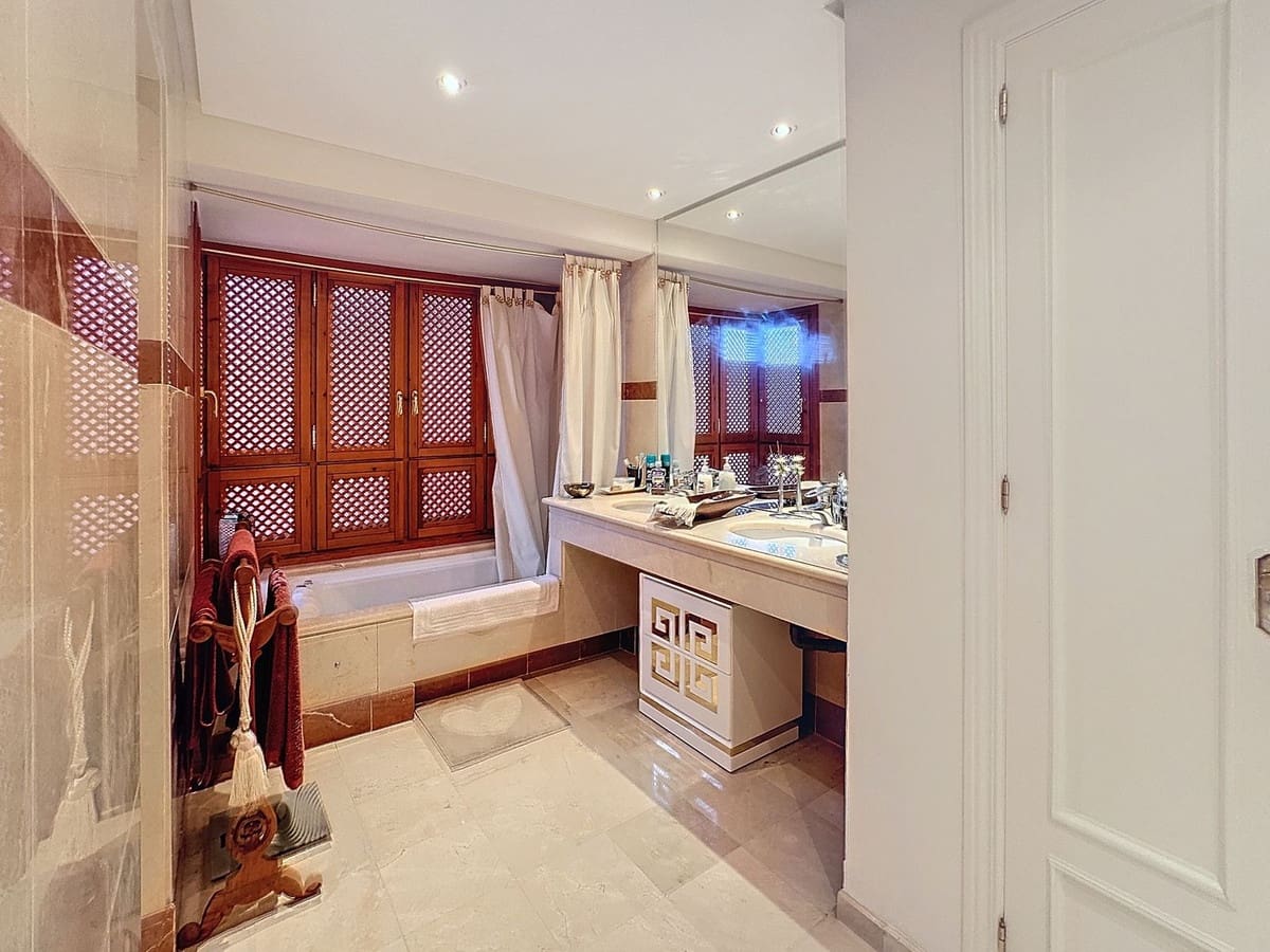 3 chambre Appartement à vendre à Estepona avec piscine garage - 1 800 000 € (Ref: 10085119)