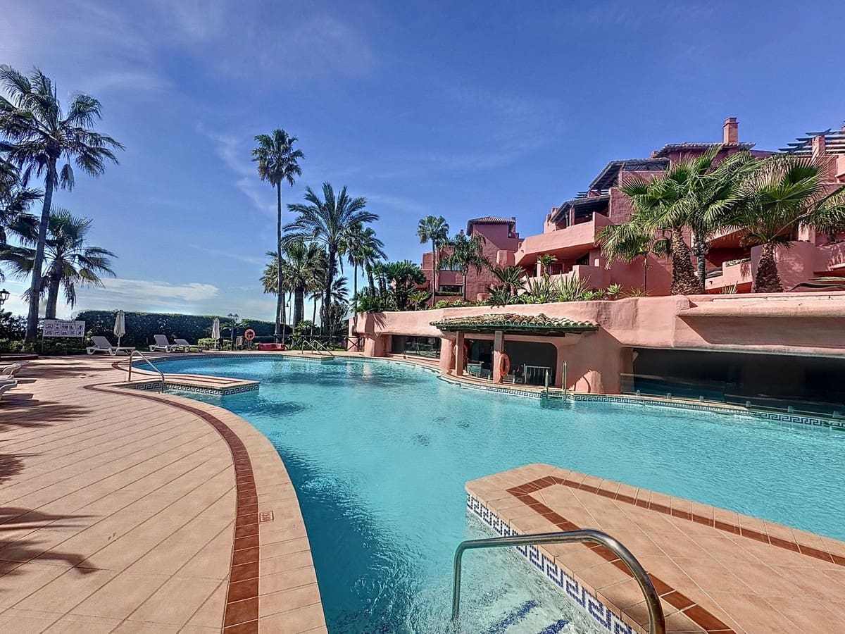 3 chambre Appartement à vendre à Estepona avec piscine garage - 1 800 000 € (Ref: 10085119)