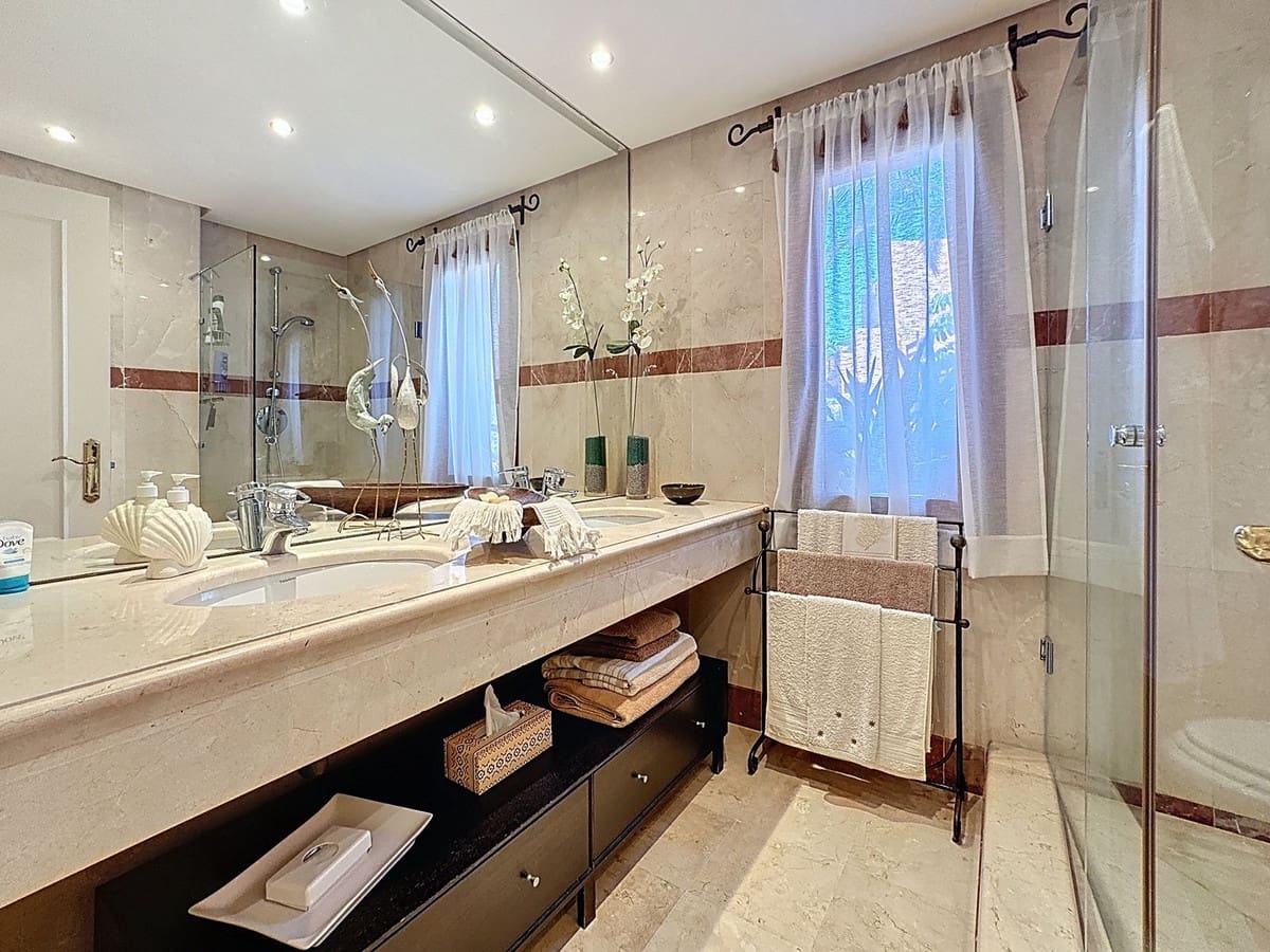 3 chambre Appartement à vendre à Estepona avec piscine garage - 1 800 000 € (Ref: 10085119)