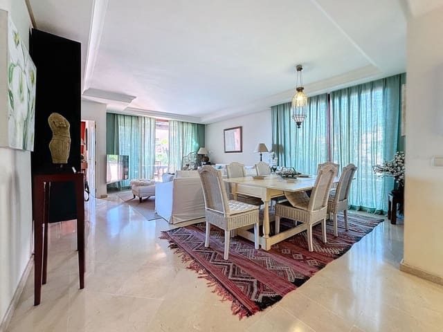 3 quarto Apartamento para venda em Estepona com piscina garagem - 1 800 000 € (Ref: 10085119)