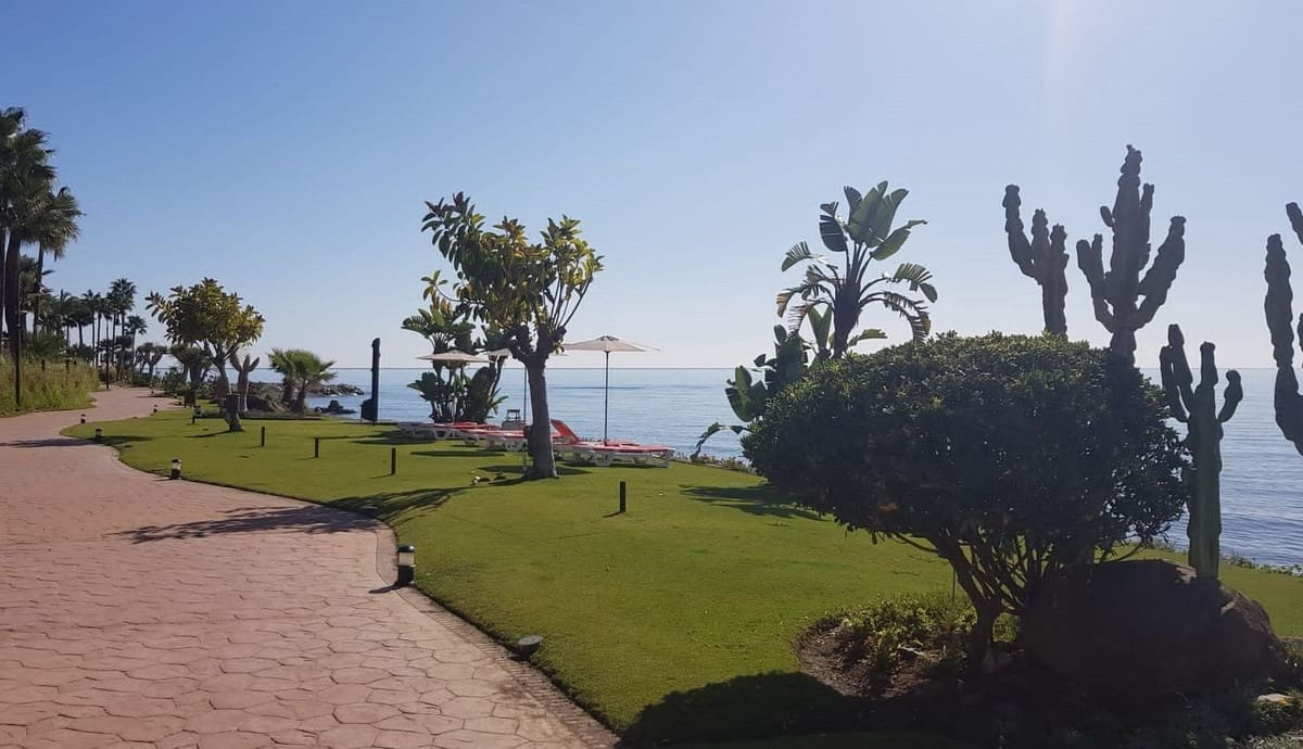 3 chambre Appartement à vendre à Estepona avec piscine garage - 1 800 000 € (Ref: 10085119)