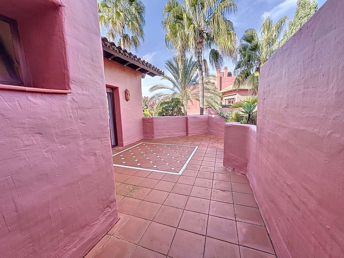 3 chambre Appartement à vendre à Estepona avec piscine garage - 1 800 000 € (Ref: 10085119)