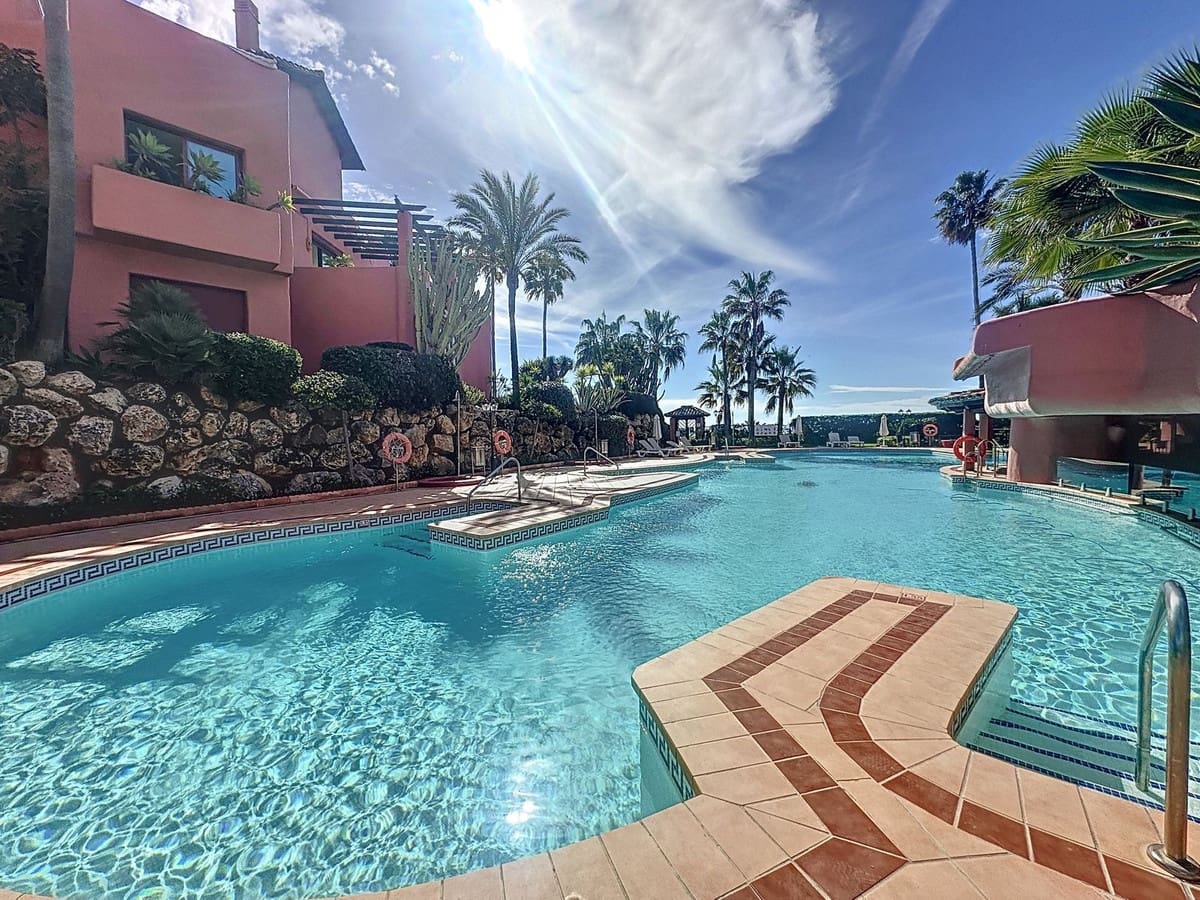 3 chambre Appartement à vendre à Estepona avec piscine garage - 1 800 000 € (Ref: 10085119)
