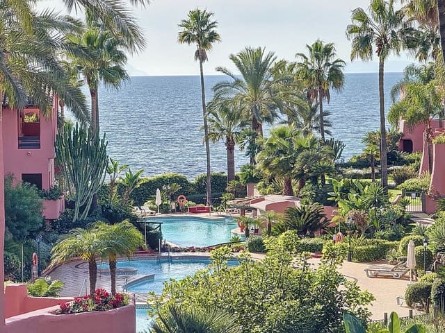 3 quarto Apartamento para venda em Estepona com piscina garagem - 1 800 000 € (Ref: 10085119)