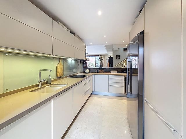 3 chambre Appartement à vendre à Costalita, Estepona avec piscine garage - 1 850 000 € (Ref: 10085120)