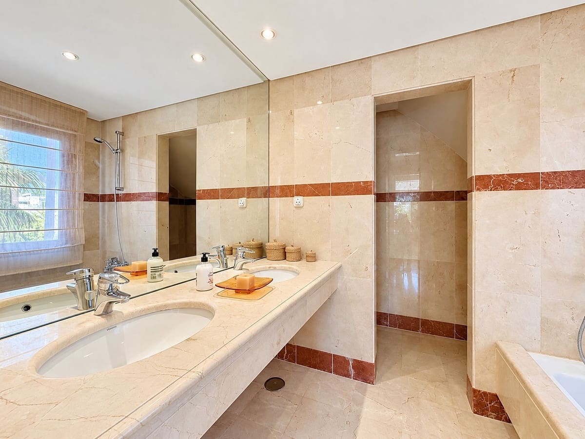 3 bedroom Apartment for sale in Guadalmansa with pool garage - € 1,395,000 (Ref: 10153241)