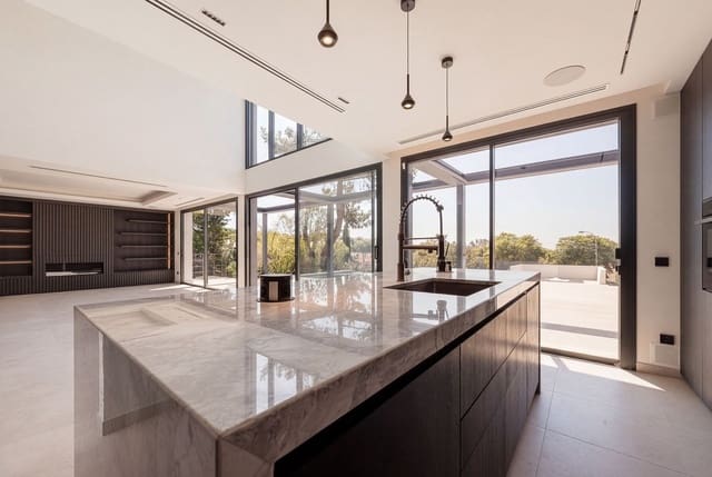 4 bedroom Villa for sale in Elviria, Marbella with pool garage - € 2,999,000 (Ref: 9699190)