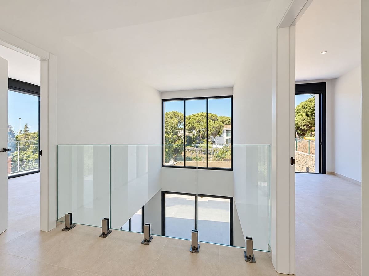 4 bedroom Villa for sale in Elviria with pool garage - € 2,900,000 (Ref: 9699190)