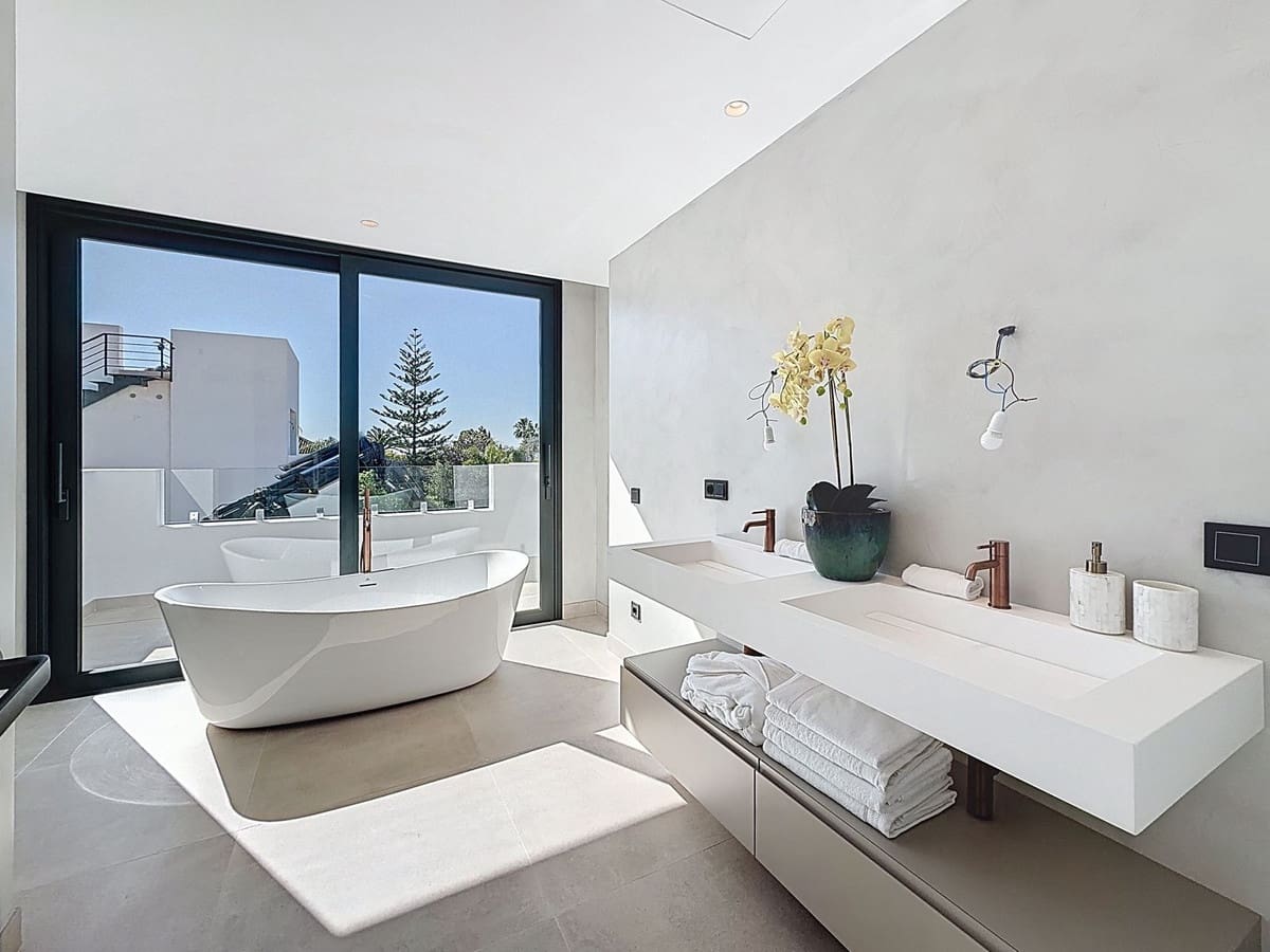 5 bedroom Villa for sale in Marbella with pool garage - € 4,600,000 (Ref: 9699194)