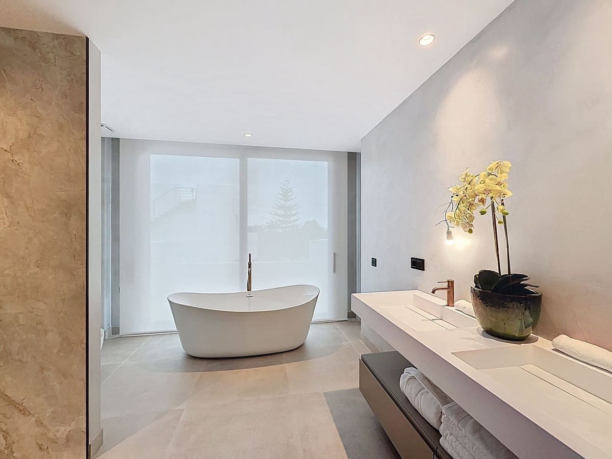 5 bedroom Villa for sale in Marbella with pool garage - € 4,600,000 (Ref: 9699194)