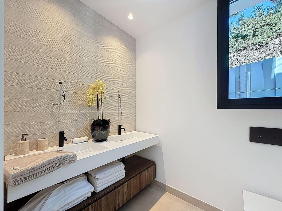 5 bedroom Villa for sale in Marbella with pool garage - € 4,600,000 (Ref: 9699194)