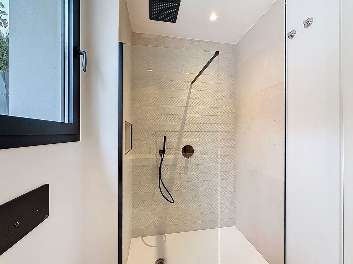 5 bedroom Villa for sale in Marbella with pool garage - € 4,600,000 (Ref: 9699194)