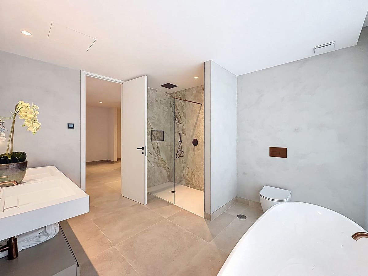 5 bedroom Villa for sale in Marbella with pool garage - € 4,600,000 (Ref: 9699194)