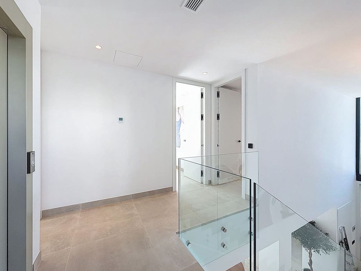 5 bedroom Villa for sale in Marbella with pool garage - € 4,600,000 (Ref: 9699194)