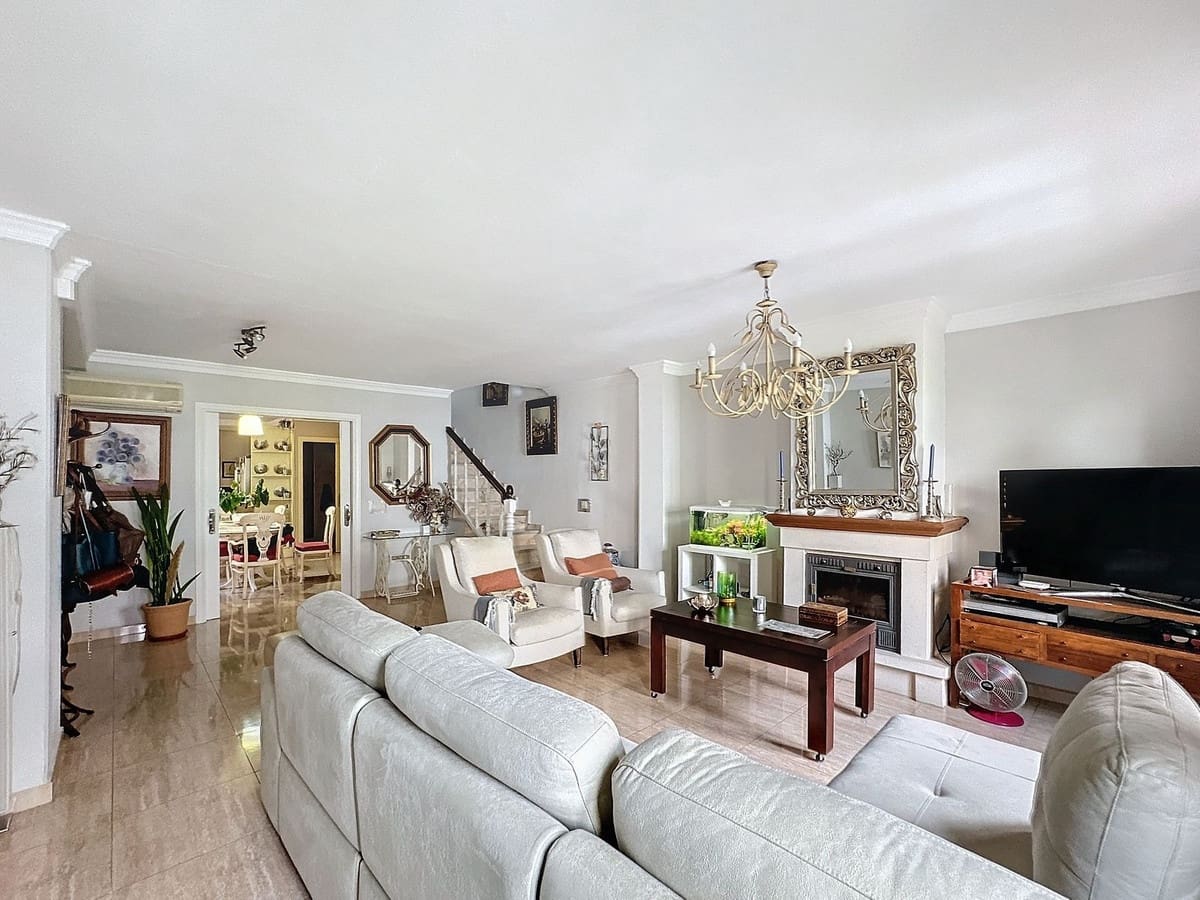 5 sovrum Lägenhet till salu i Estepona - 565 000 € (Ref: 9699206)