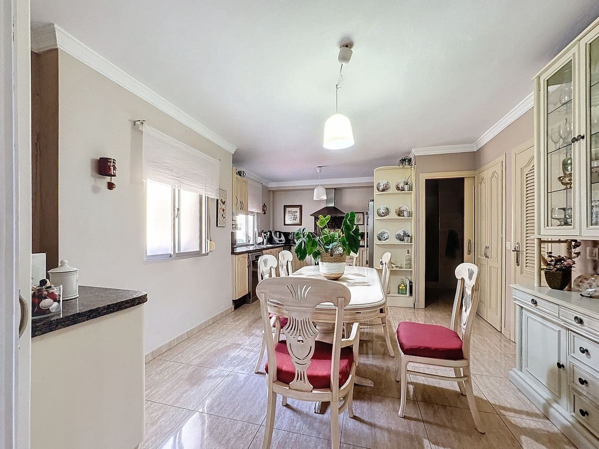 5 sovrum Lägenhet till salu i Estepona - 565 000 € (Ref: 9699206)