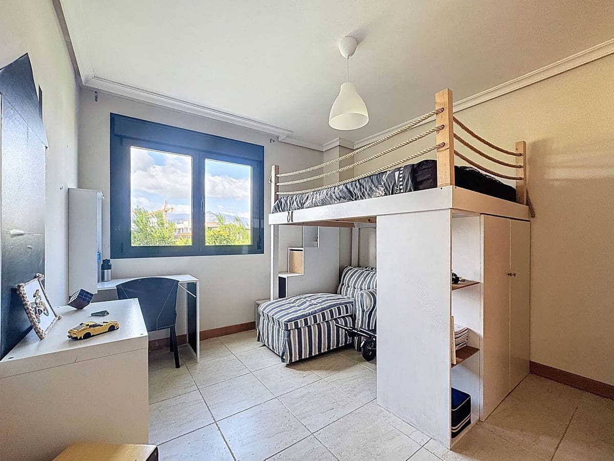 Apartamento de 3 habitaciones en Estepona en venta con piscina garaje - 485.000 € (Ref: 9699207)