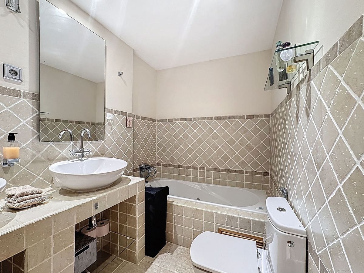 Apartamento de 3 habitaciones en Estepona en venta con piscina garaje - 485.000 € (Ref: 9699207)