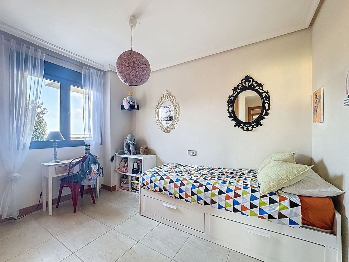 Apartamento de 3 habitaciones en Estepona en venta con piscina garaje - 485.000 € (Ref: 9699207)