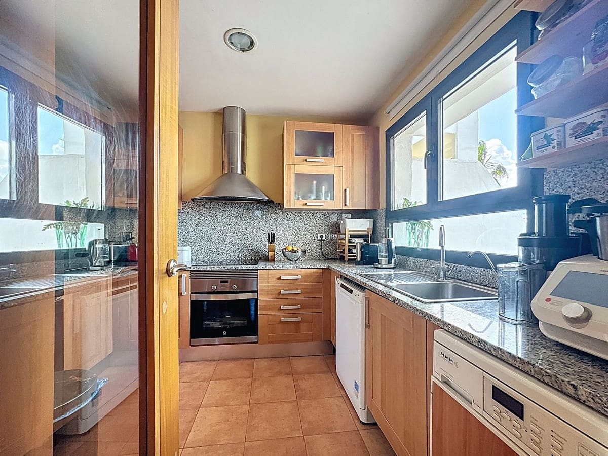 Apartamento de 3 habitaciones en Estepona en venta con piscina garaje - 485.000 € (Ref: 9699207)