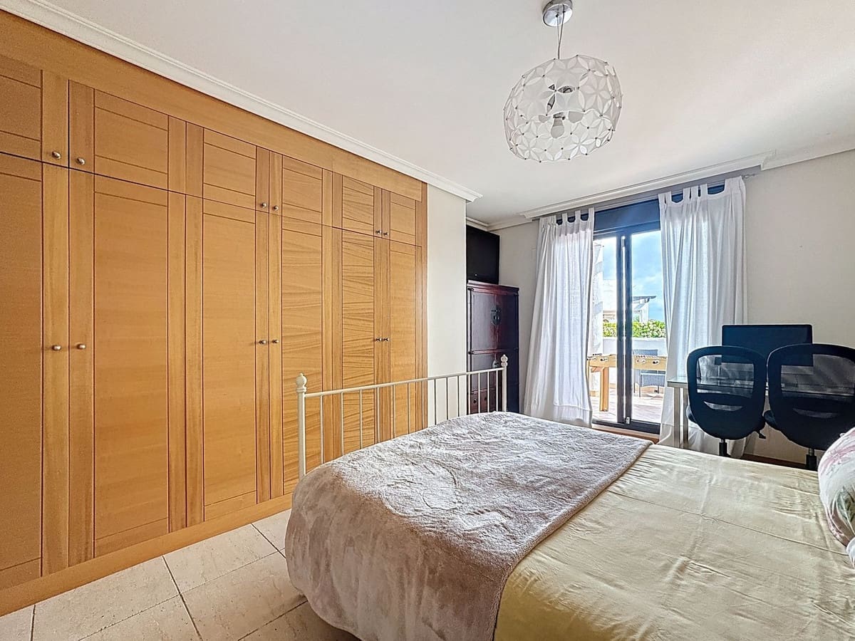 Apartamento de 3 habitaciones en Estepona en venta con piscina garaje - 485.000 € (Ref: 9699207)