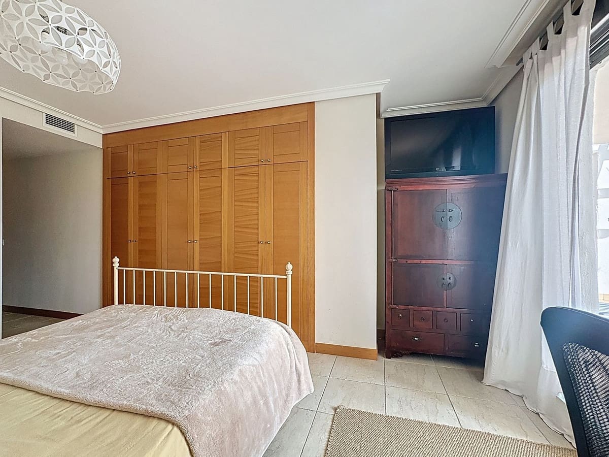 Apartamento de 3 habitaciones en Estepona en venta con piscina garaje - 485.000 € (Ref: 9699207)