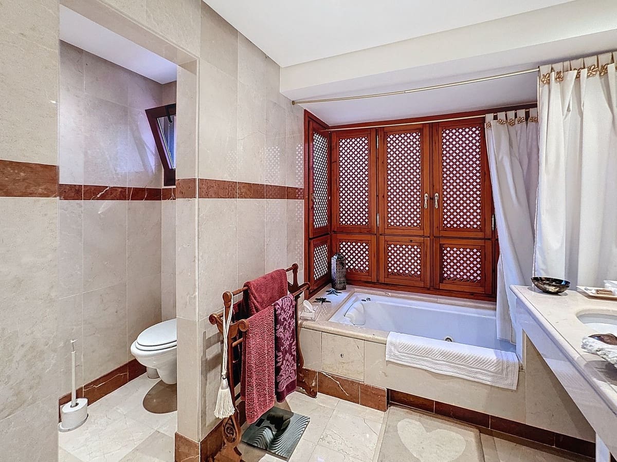 3 soveværelse Penthouse til salg i Estepona med swimmingpool garage - € 1.800.000 (Ref: 9699209)