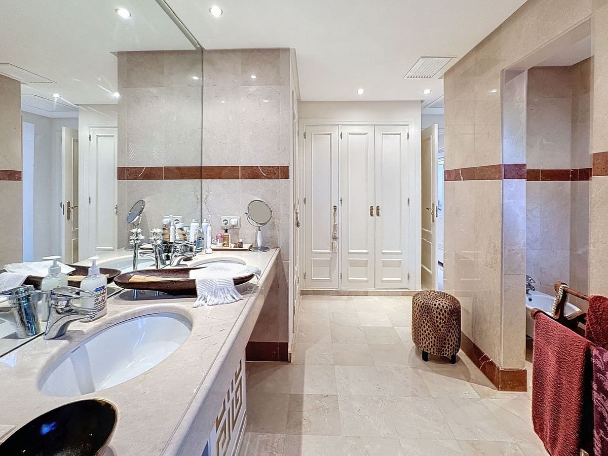 3 bedroom Penthouse for sale in Estepona with pool garage - € 1,800,000 (Ref: 9699209)