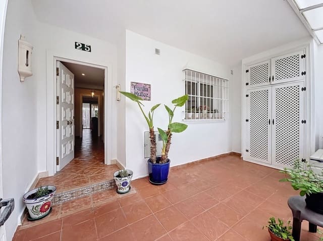 Casa de 4 habitaciones en Nagüeles Alto, Marbella en venta con piscina - 949.000 € (Ref: 9812444)