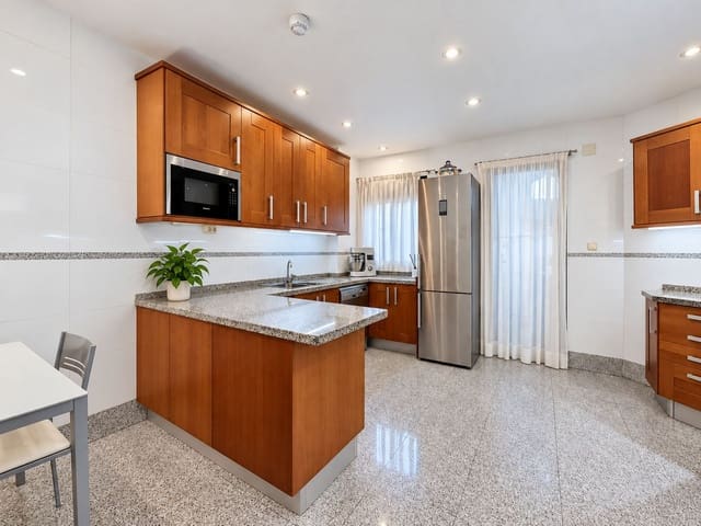 Apartamento de 4 habitaciones en Guadalmansa, Estepona en venta con piscina garaje - 896.000 € (Ref: 9877592)