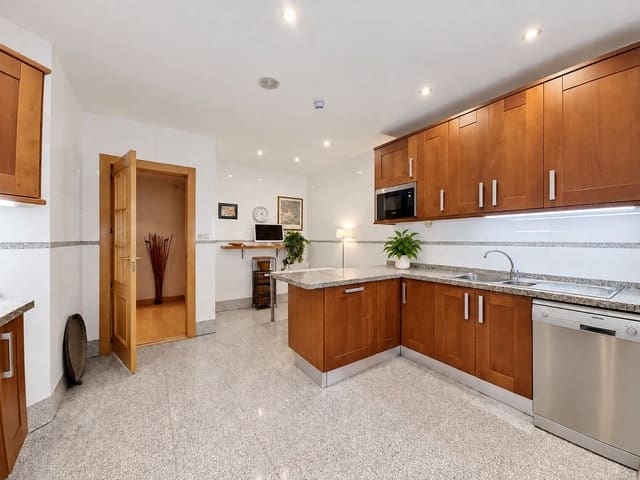Apartamento de 4 habitaciones en Guadalmansa, Estepona en venta con piscina garaje - 896.000 € (Ref: 9877592)