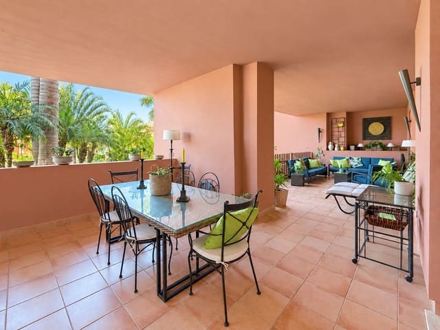 Apartamento de 4 habitaciones en Guadalmansa, Estepona en venta con piscina garaje - 896.000 € (Ref: 9877592)