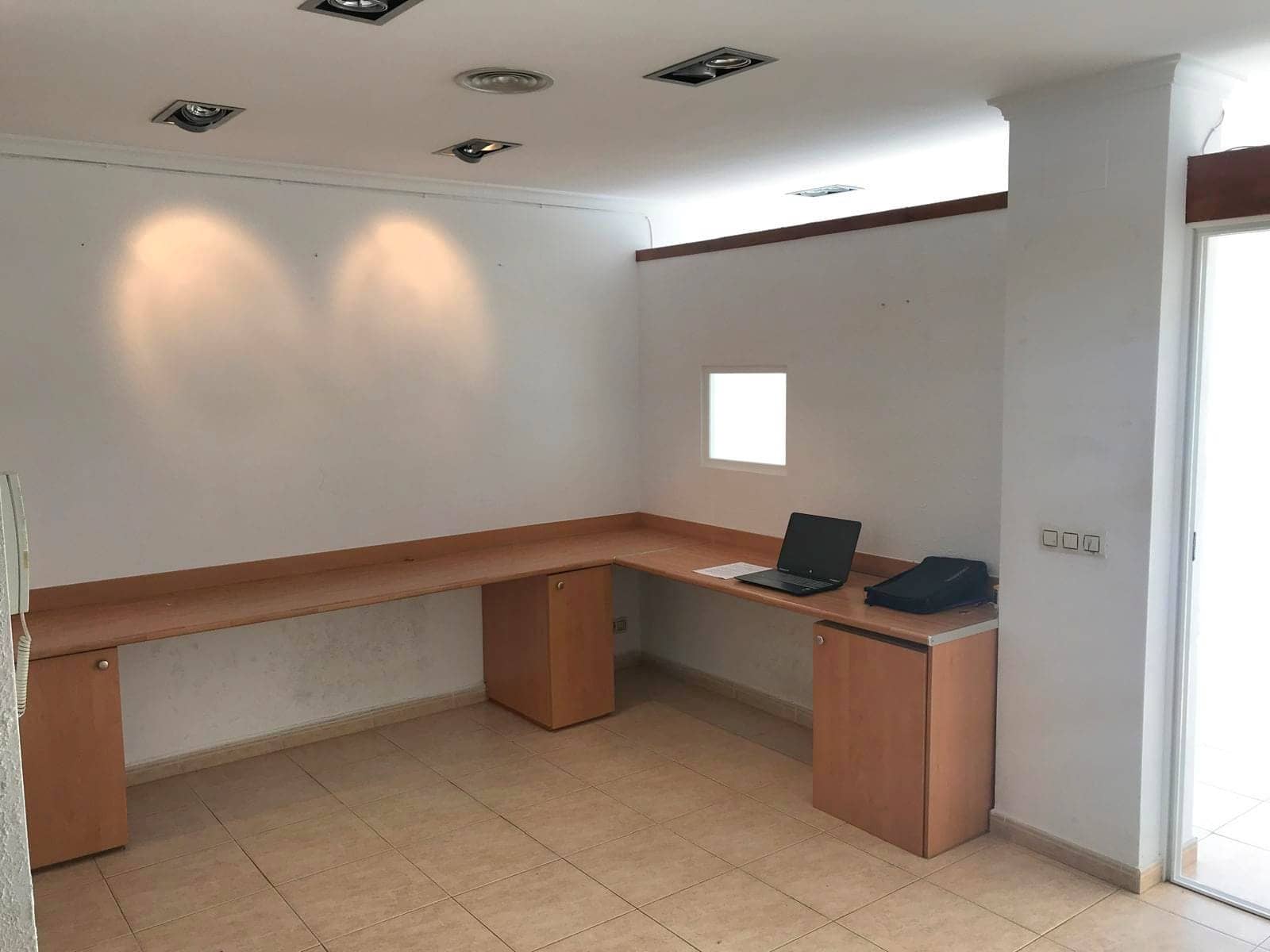 2 makuuhuone Kaupallinen myytävänä paikassa Arenal mukana 
autotalli - 140 000 € (Ref: 8840860)