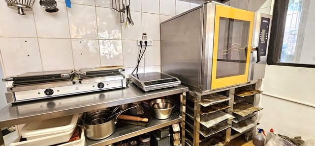 Commercial for sale in Teulada Pueblo, Teulada-Moraira with garage - € 50,000 (Ref: 8923353)