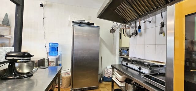 Commercial for sale in Teulada Pueblo, Teulada-Moraira with garage - € 50,000 (Ref: 8923353)