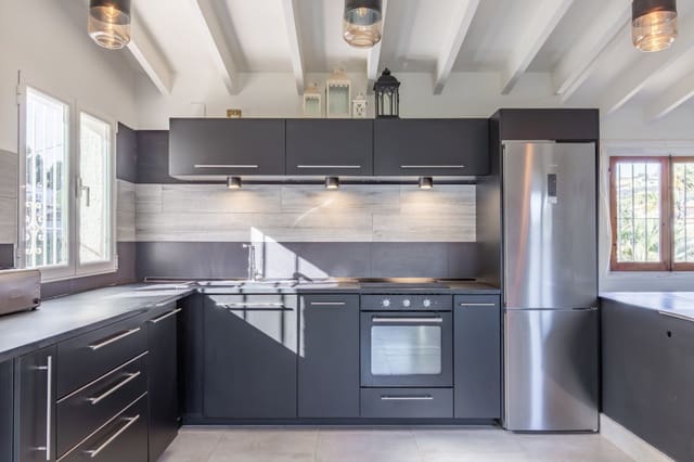 3 soverom Villa til salgs i Moraira, Teulada-Moraira med svømmebasseng garasje - € 565 000 (Ref: 9547762)