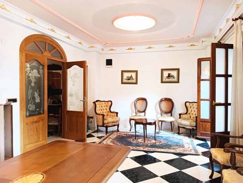 7 bedroom Townhouse for sale in Oliva with pool garage - € 285,000 (Ref: 9816904)