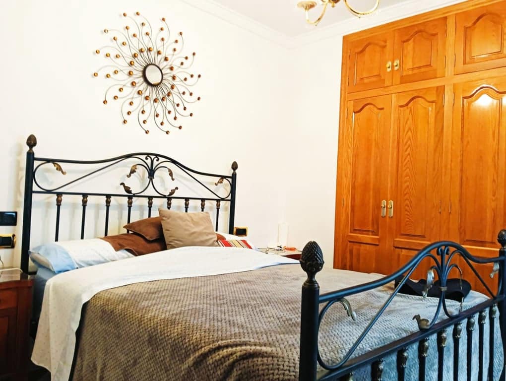 7 bedroom Townhouse for sale in Oliva with pool garage - € 285,000 (Ref: 9816904)