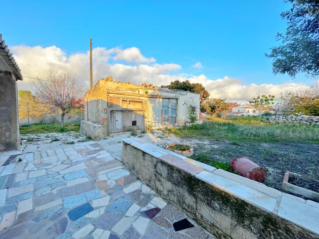 5 bedroom Villa for sale in Benissa - € 245,000 (Ref: 9816907)