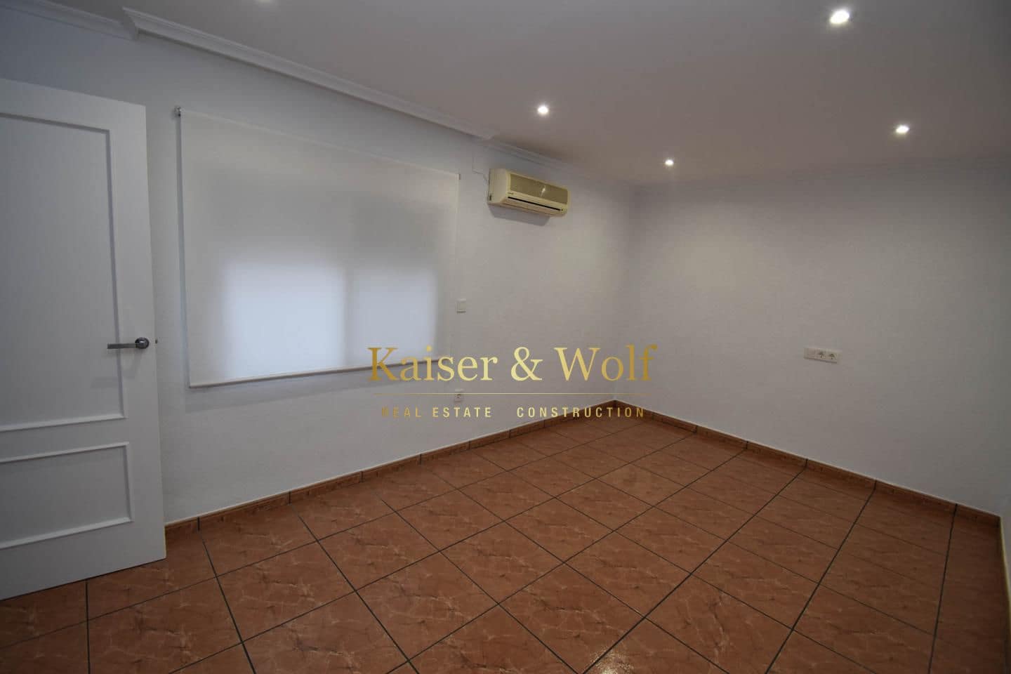 4 bedroom Villa for rent in Santa Pola - € 1,100 (Ref: 7967691)