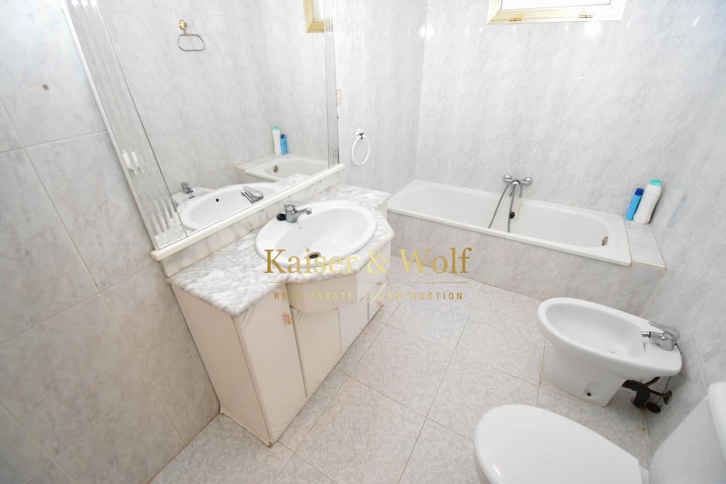 8 soveværelse Villa til salg i Las Bayas med swimmingpool - € 299.000 (Ref: 8140083)