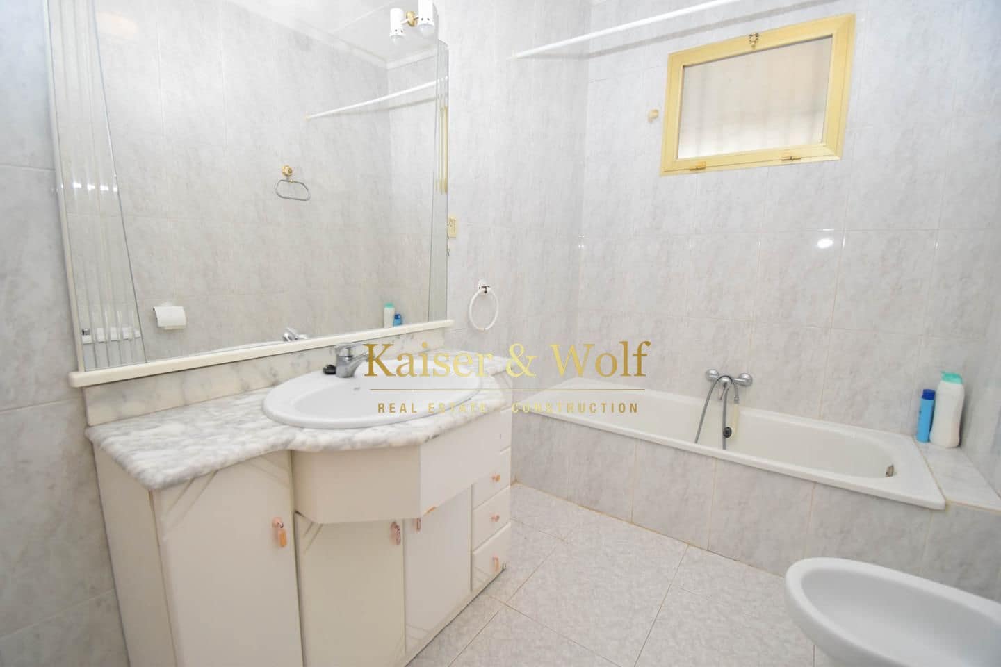 8 soveværelse Villa til salg i Las Bayas med swimmingpool - € 299.000 (Ref: 8140083)