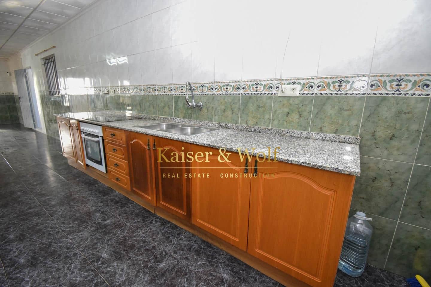 8 soveværelse Villa til salg i Las Bayas med swimmingpool - € 299.000 (Ref: 8140083)