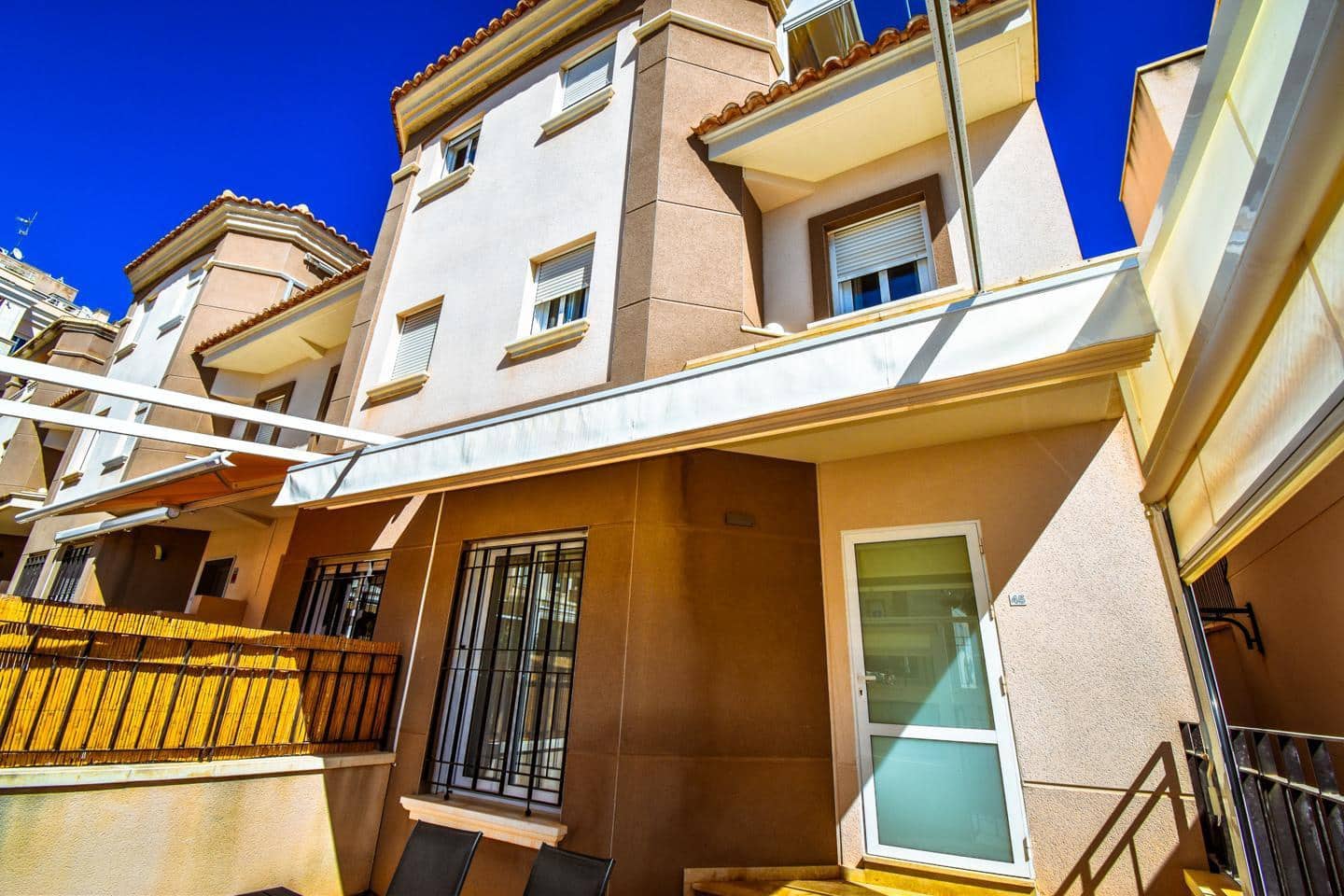3 sovrum Bungalow till salu i Santa Pola med pool garage - 395 000 € (Ref: 9816618)