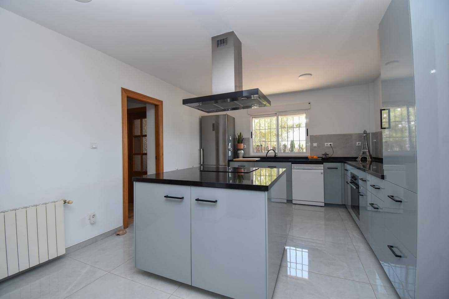 5 soveværelse Villa til salg i Las Bayas med swimmingpool garage - € 710.000 (Ref: 9972297)