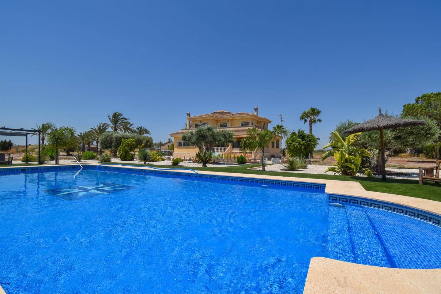 5 soveværelse Villa til salg i Las Bayas med swimmingpool garage - € 710.000 (Ref: 9972297)