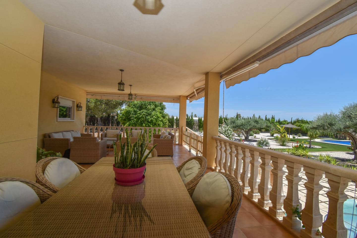 5 soveværelse Villa til salg i Las Bayas med swimmingpool garage - € 710.000 (Ref: 9972297)