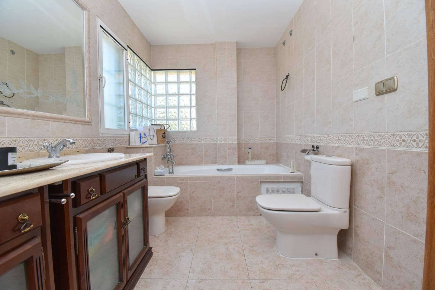 5 soveværelse Villa til salg i Las Bayas med swimmingpool garage - € 710.000 (Ref: 9972297)